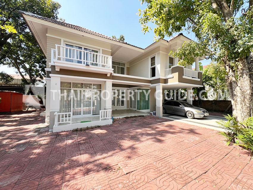 House with Shared Pool in Srinakarin 