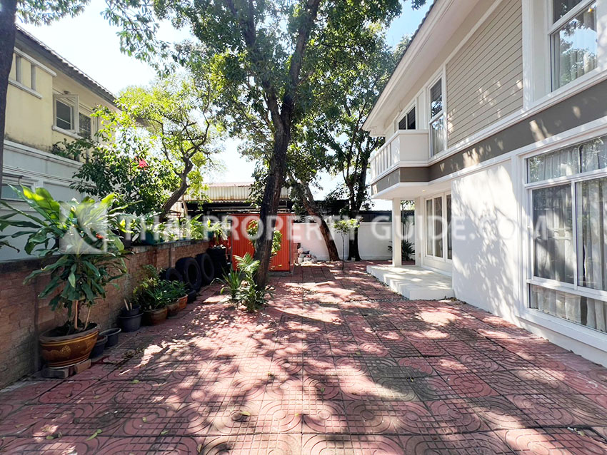 House with Shared Pool in Srinakarin 