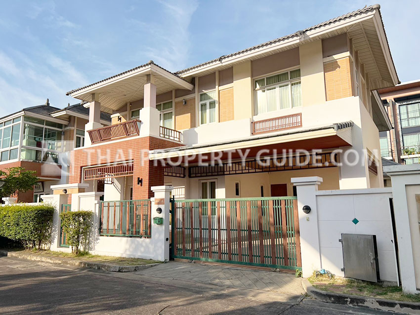 House with Shared Pool in Srinakarin 