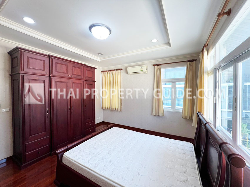 House with Shared Pool in Srinakarin 