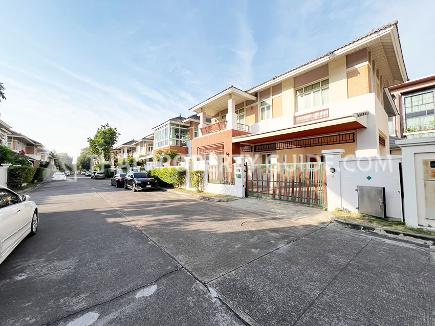 House with Shared Pool in Srinakarin