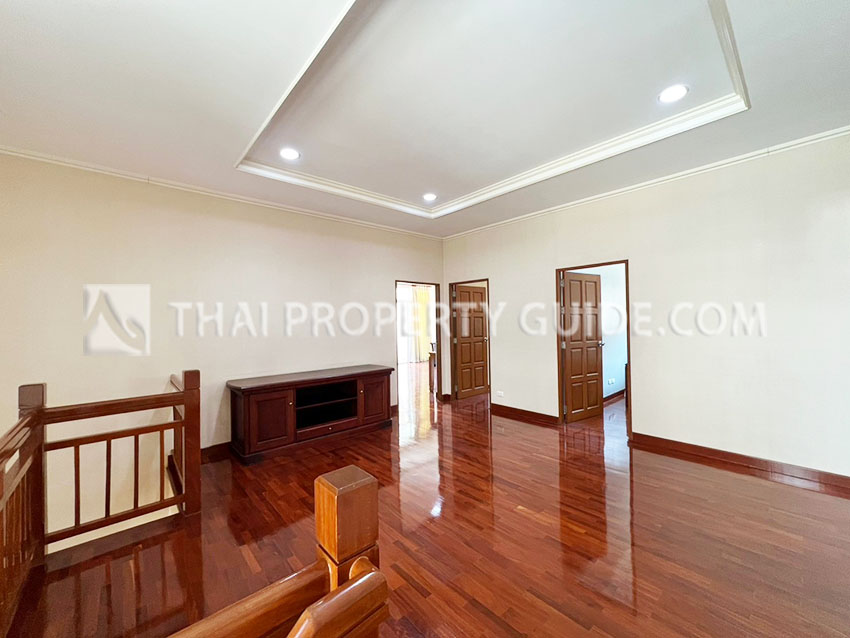 House with Shared Pool in Srinakarin 