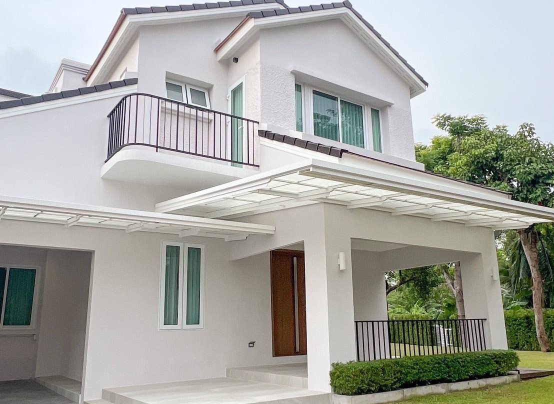 House with Shared Pool in Srinakarin