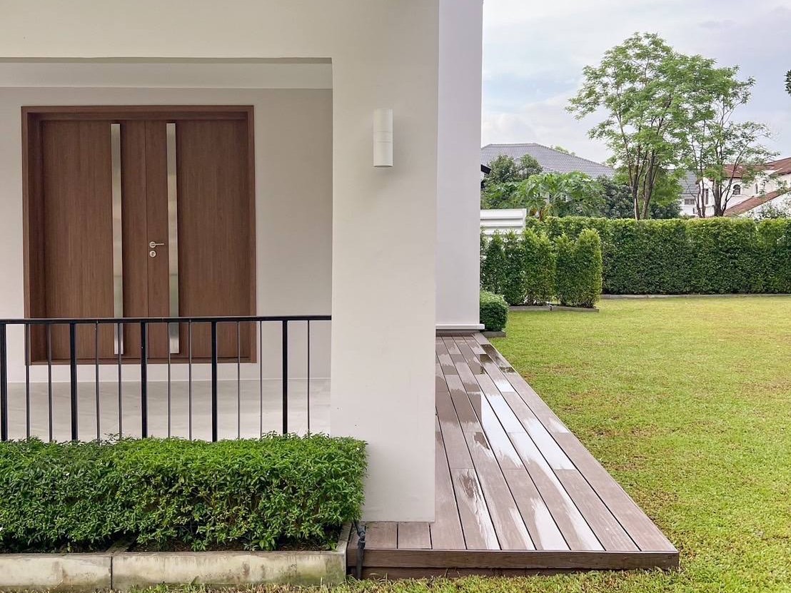 House with Shared Pool in Srinakarin 