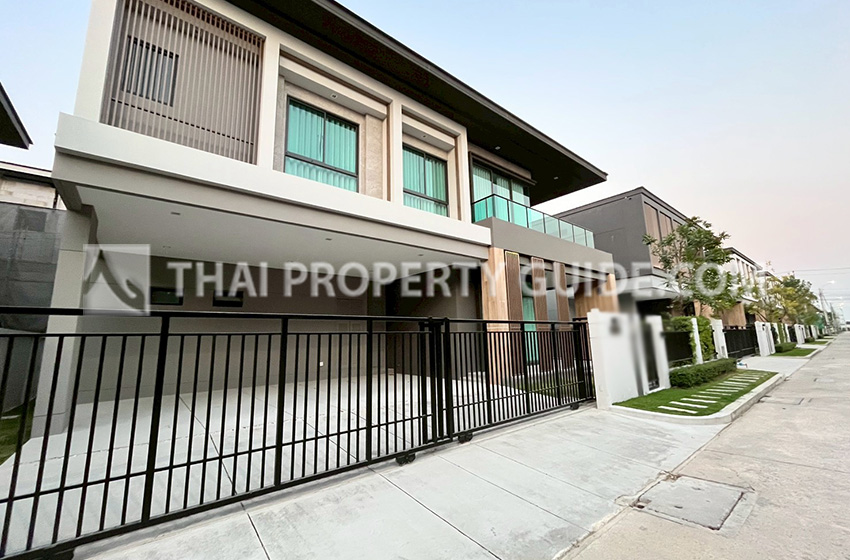 House with Shared Pool in Srinakarin 