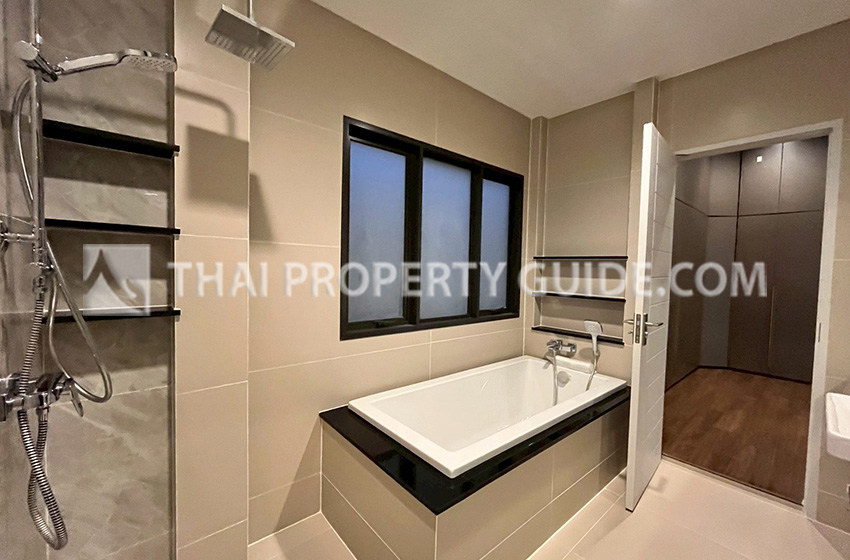 House with Shared Pool in Srinakarin 