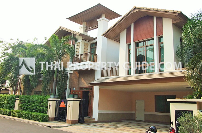House with Shared Pool in Sukhumvit