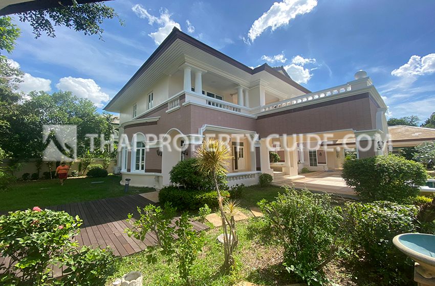 House with Shared Pool in Sukhumvit 