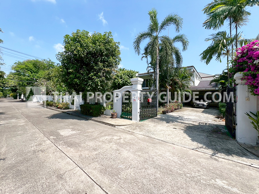 House with Shared Pool for rent in Sukhumvit (near NIST International School)