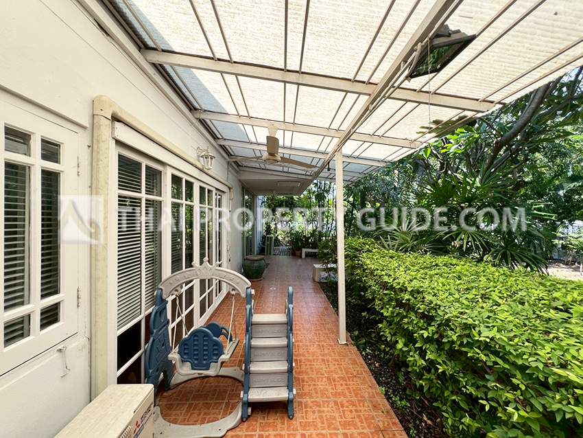 House with Shared Pool in Sukhumvit : Panya Village On-Nut 