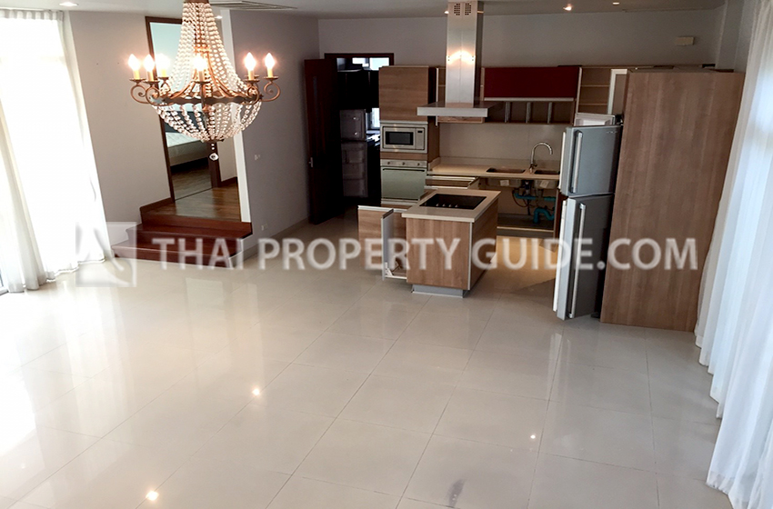 House with Shared Pool in Sukhumvit : Panya Village On-Nut 