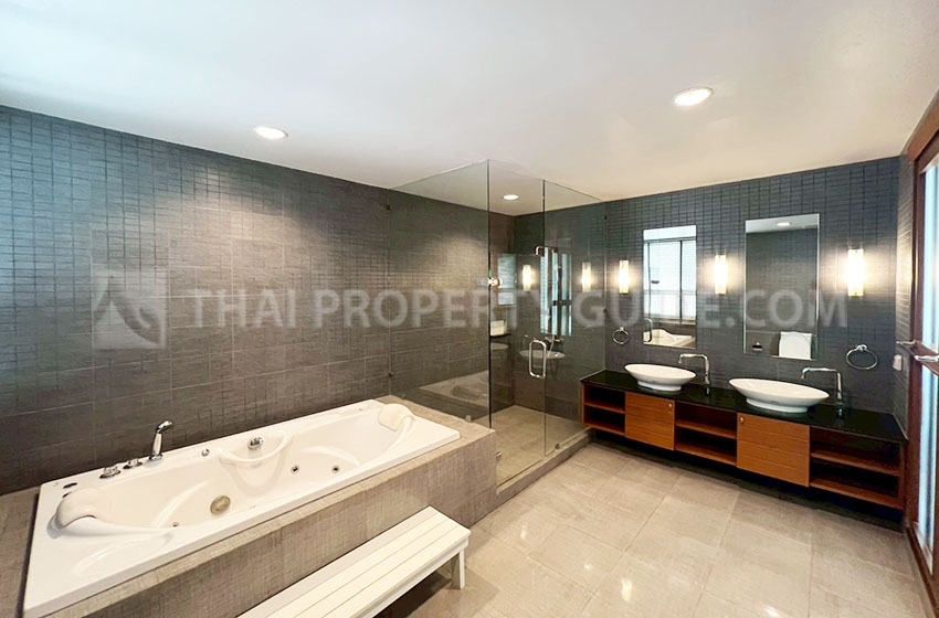House with Shared Pool in Sukhumvit : Panya Village On-Nut 
