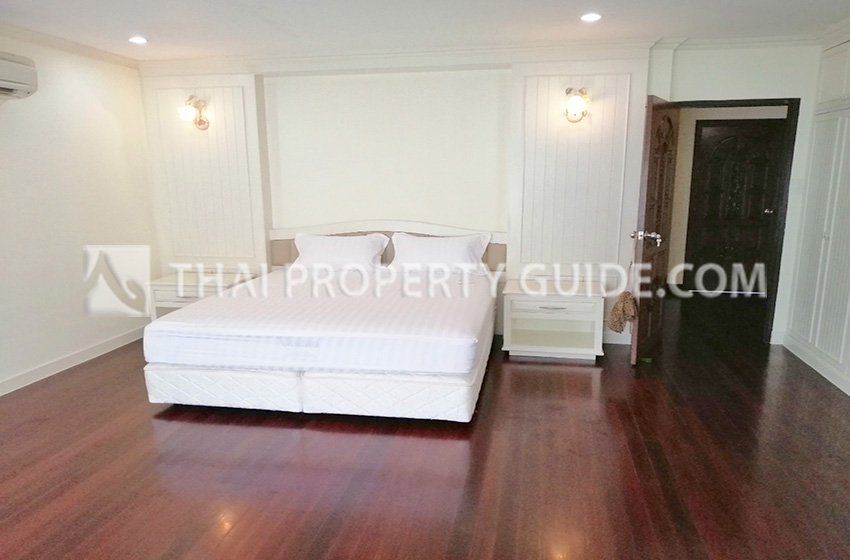 House with Shared Pool in Sukhumvit : Panya Village On-Nut 