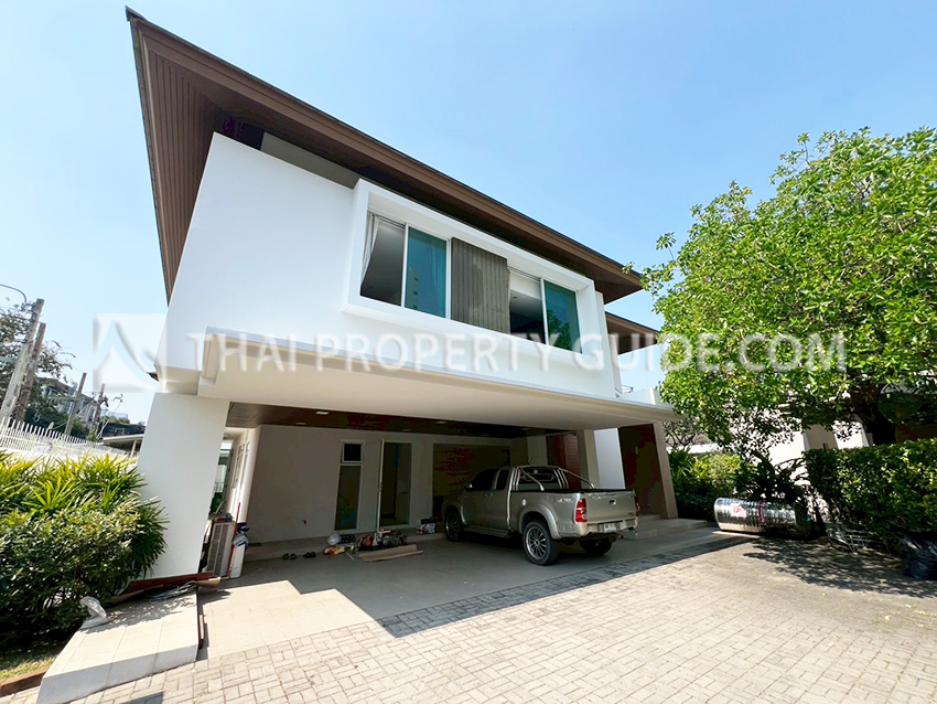 House with Shared Pool in Sukhumvit 