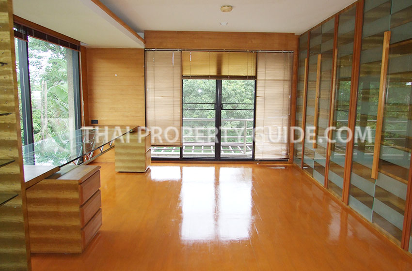 House with Shared Pool in Sukhumvit : Panya Village On-Nut 