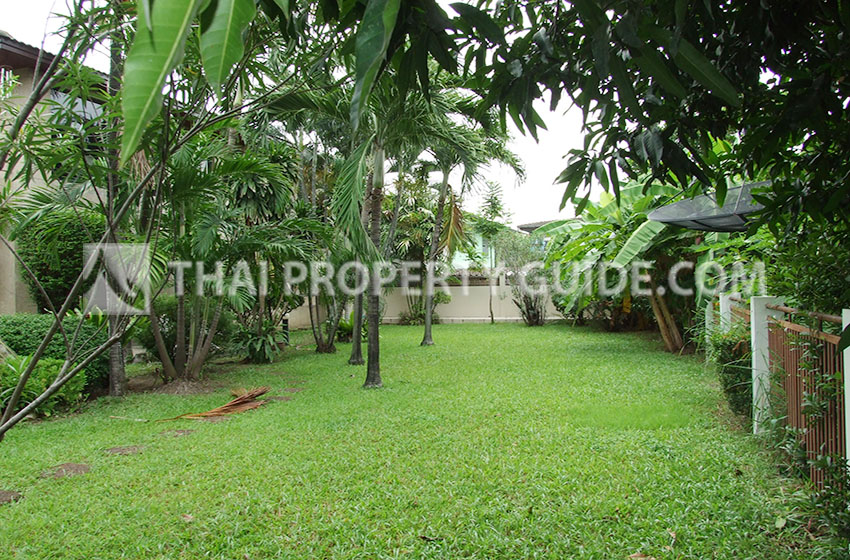 House with Shared Pool in Sukhumvit : Panya Village On-Nut 