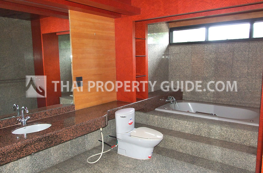 House with Shared Pool in Sukhumvit : Panya Village On-Nut 