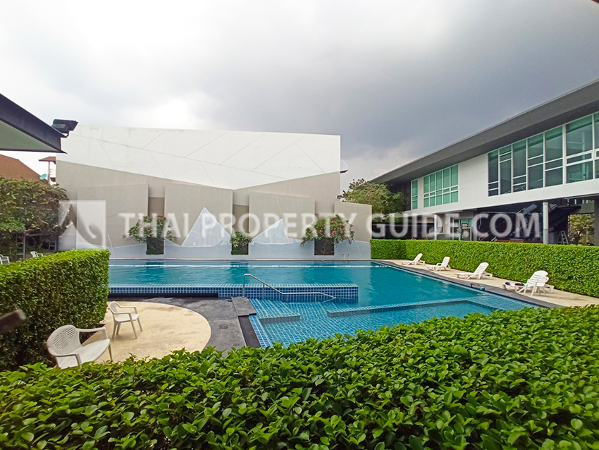 House with Shared Pool in Sukhumvit : Panya Village On-Nut 