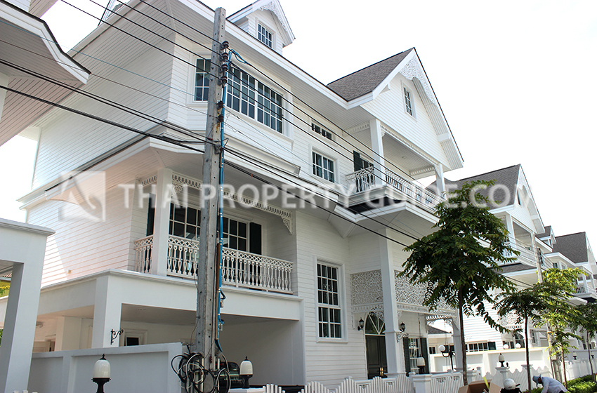 House with Shared Pool for rent in Sukhumvit (near NIST International School)