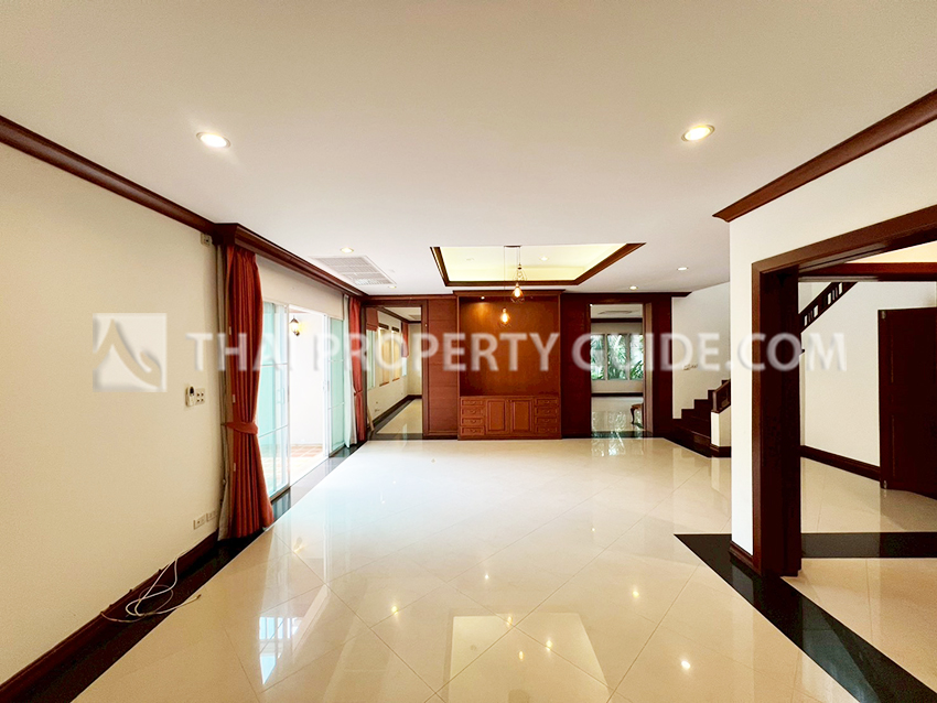 House with Shared Pool in Sukhumvit 