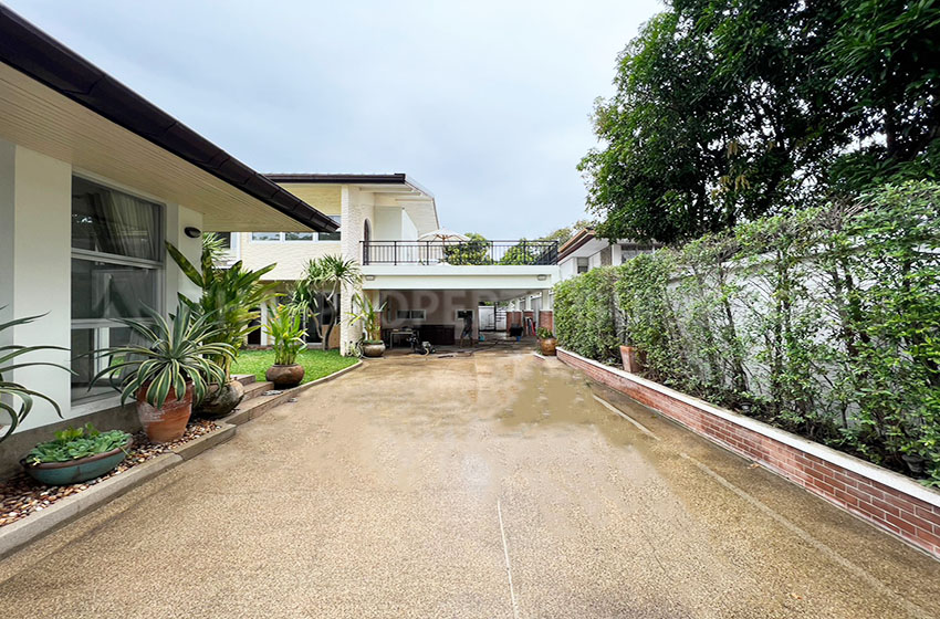 House with Shared Pool in Sukhumvit : Panya Village On-Nut 