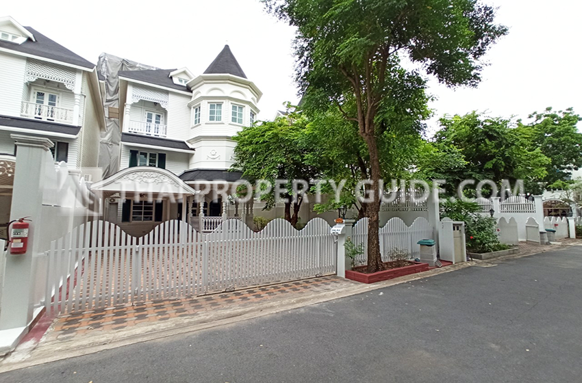 House with Shared Pool for rent in Sukhumvit