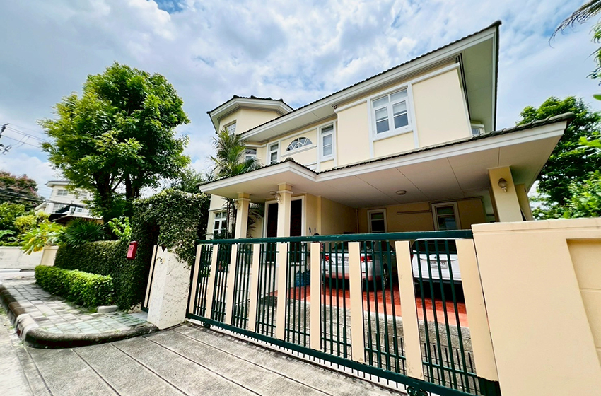 House with Shared Pool in Sukhumvit