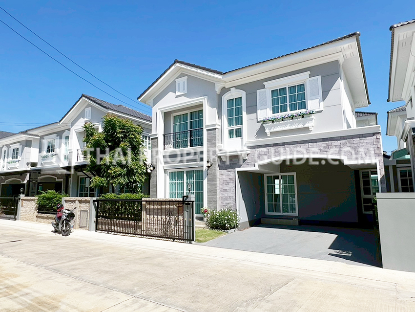 House with Shared Pool in Sukhumvit