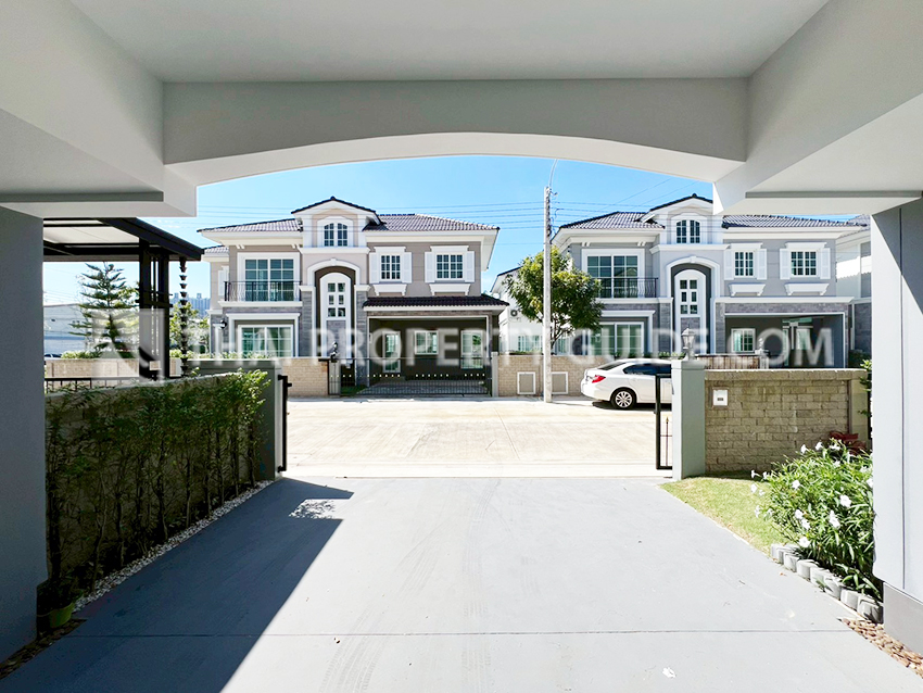 House with Shared Pool in Sukhumvit 