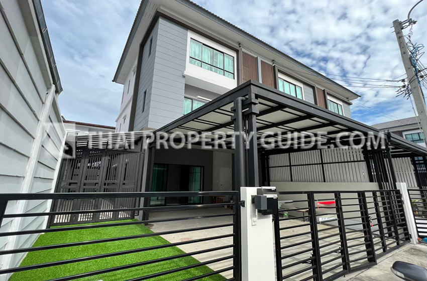 Townhouse for rent in Lat Phrao